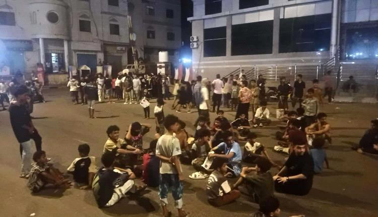  الغضب  يتصاعد في عدن.. محتجون يطالبون بإنهاء أزمة الكهرباء أمام معاشيق
