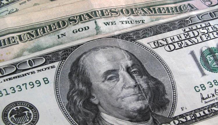 الدولار يهتز مع تقييم المستثمرين لآفاق الفائدة ومخاوف الشرق الأوسط
