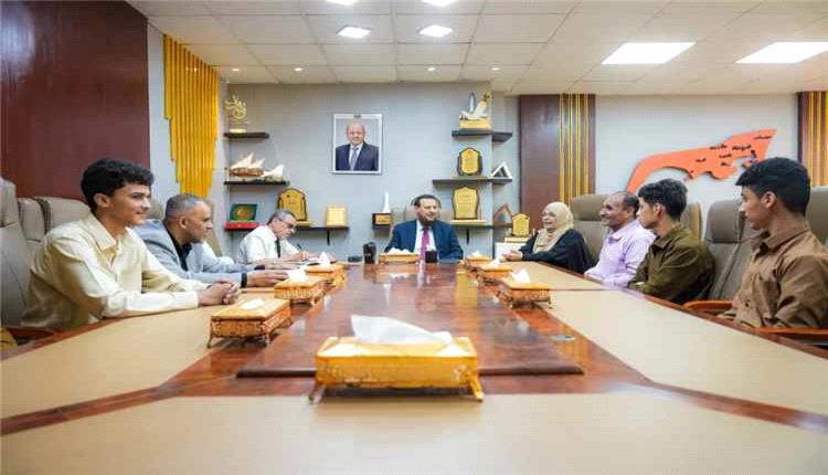 محافظ عدن يكرّم طلاب ثانوية خليفة بعد فوزهم ببطولة المسابقة الفكرية على مستوى مدارس المحافظة