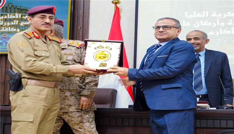 رئيس جامعة عدن يُكرَّم خلال استقبال دفعة جديدة من دارسي القيادة والأركان في عدن