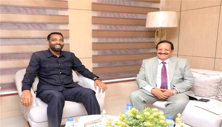 وزير النقل الصومالي يبحث مع سفير اليمن تعزيز التعاون وتسيير رحلات جوية بين البلدين