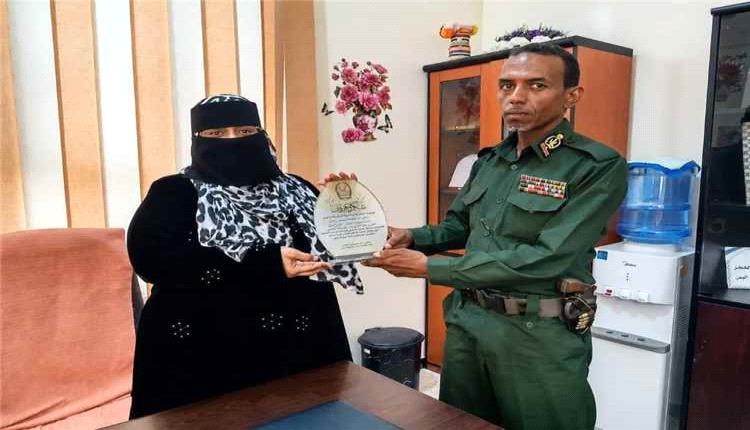 تكريم اتحاد نساء أبين تقديراً لجهوده في دعم وتأهيل نزيلات الإصلاحية المركزية