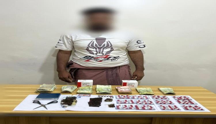 مكافحة المخدرات بعدن تضبط مروجاً بحوزته حشيش وحبوب "بريجابالين" في المنصورة