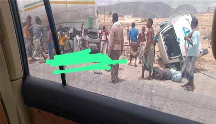 ثلاثة قتلى في حادث تصادم مروّع بين شاحنة ومركبة صغيرة في حضرموت