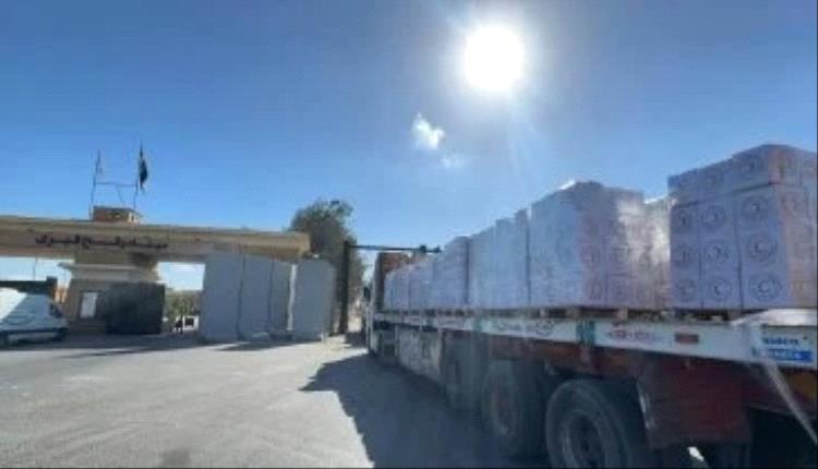 استئناف إدخال شاحنات المساعدات والوقود إلي قطاع غزة