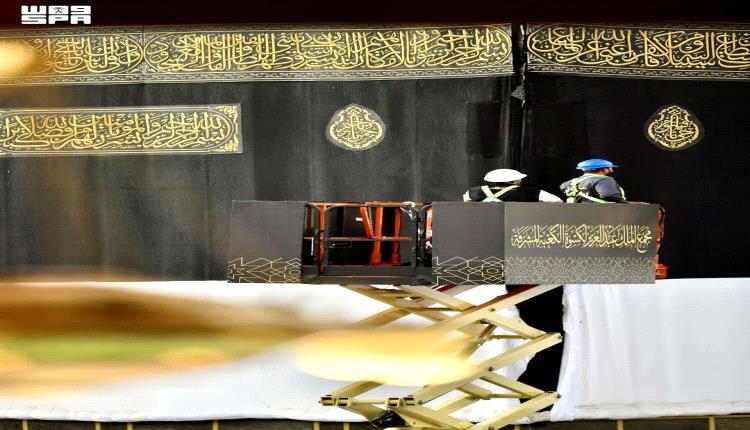 استعدادات تبديل كسوة الكعبة تنطلق.. نقل الكسوة الجديدة إلى المسجد الحرام
