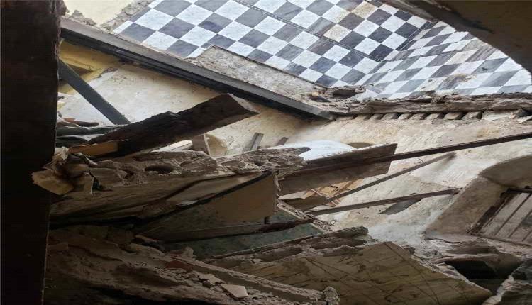انهيار جزئي لسقف مبنى قديم في كريتر يثير مخاوف السكان