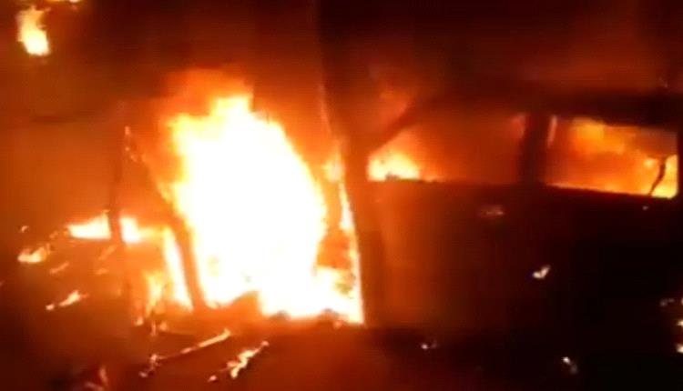 الجوف.. عنصر حوثي يحرق منازل وممتلكات مواطن في مديرية برط