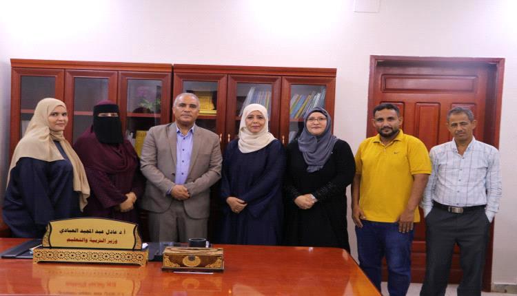 عدن.. وزارة التربية تبحث مع اللجنة الوطنية للمرأة تعزيز تمكين الكوادر النسائية وتطوير تعليم الفتيات
