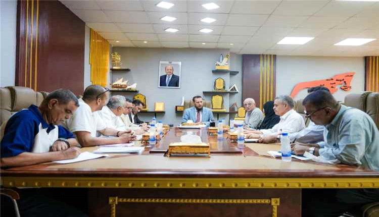 محافظ عدن يبحث مشاريع لتحسين خدمات المياه والكهرباء وتعزيز الأداء المالي والإداري