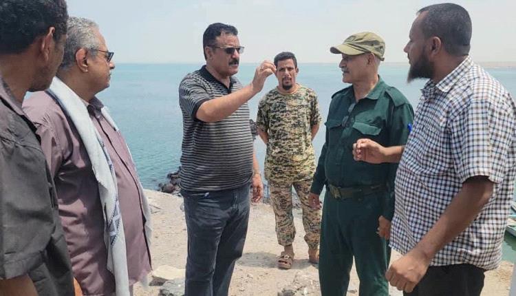 الداؤودي يوجه بمعالجة أزمة المياه في منطقة فقم الساحلية بالبريقة