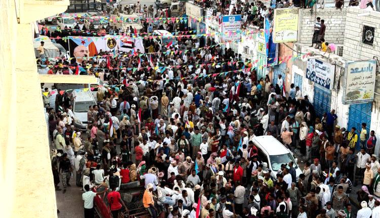 تظاهرة حاشدة في المكلا تؤكد رفض الوصاية وتطالب بتوسيع الصلاحيات المحلية