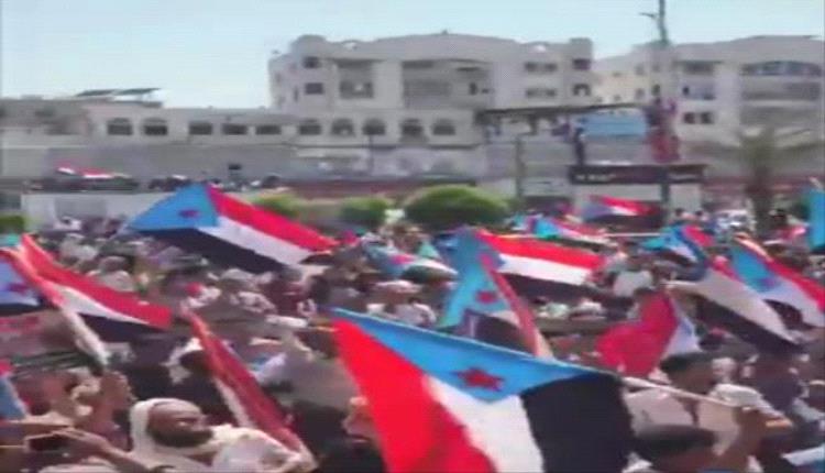 حشود كبيرة تتوافد إلى ساحة العروض بعدن لإحياء “مليونية رفض الوصاية"