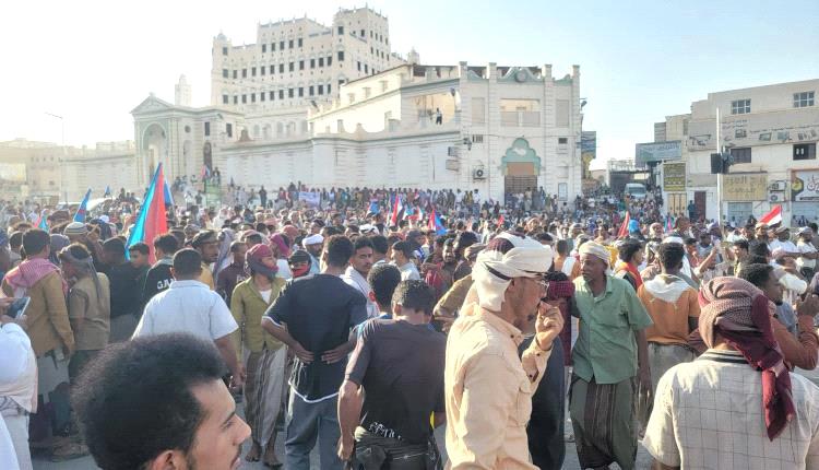 حشود سيئون تفرض واقعاً جديداً.. انطلاق مليونية "رفض الوصاية" بعد انسحاب القوات من ساحة الفعالية