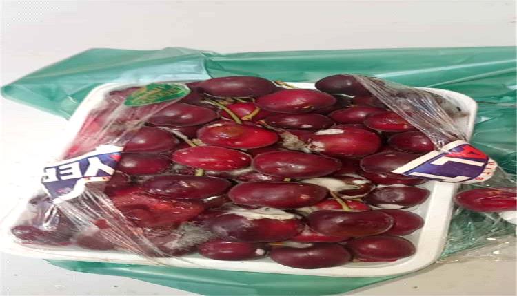 ضبط وإتلاف كميات من الكرز الفاسد في الشحر بعد بلاغ مواطن