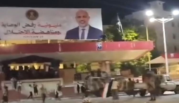 حادثة مثيرة للغضب.. قوات العمالقة تطلق النار على صورة الرئيس الزُبيدي عشية مليونية رفض الوصاية