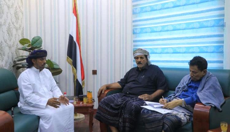محافظ المهرة يبحث احتياجات مركز عتاب بسيحوت لتحسين الخدمات الأساسية