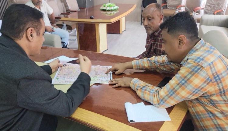الداؤودي يؤكد على حرص السلطة المحلية بمعالجة مشكلة طفح مياه الصرف الصحي في كورنيش كود النمر بالبريقة
