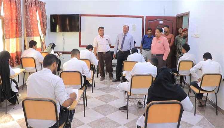 وكيل حضرموت المساعد يدشن اختبارات معهد العلوم الصحية بسيئون ويطلع على برامجه التعليمية