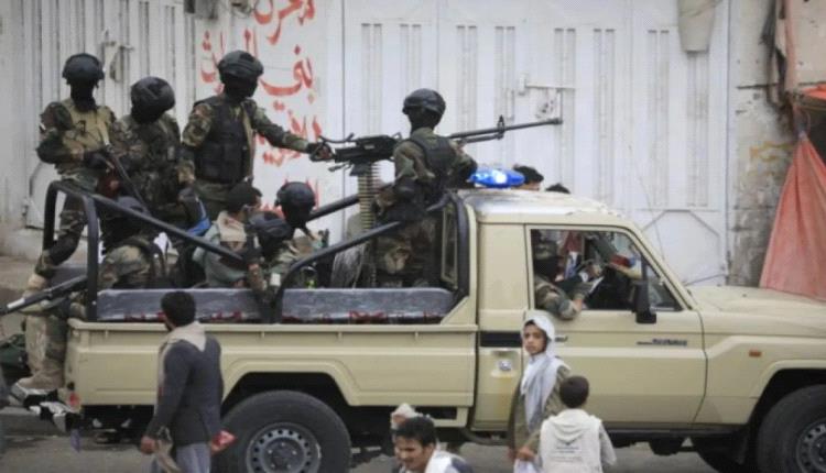 آليات عسكرية وعناصر حوثية تطوق حياً سكنياً وتقتحم منازل وسط مدينة إب وضواحيها