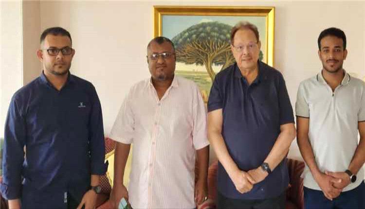 لقاء في القاهرة بين الرئيس الأسبق علي ناصر محمد ورئيس تيار التصحيح والبناء لبحث حل الأزمة اليمنية