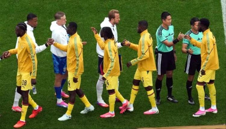 لقطة مثيرة قبل مواجهة إنجلترا وغانا.. لاعب إنجليزي يتجنب مصافحة بارتي