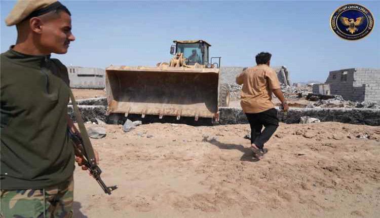 عدن: حملة لإزالة البناء العشوائي على أراضٍ مخصصة لموظفي المنطقة الحرة بالممدارة