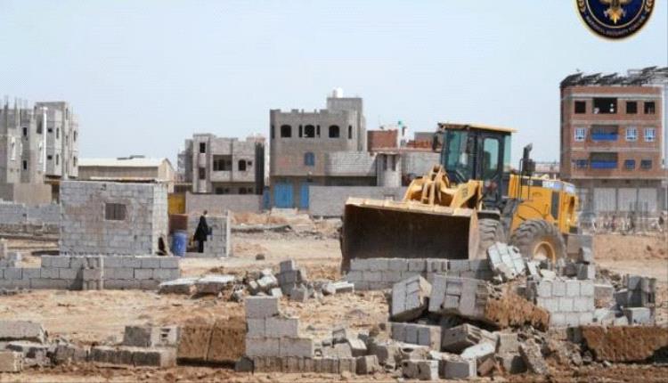 حماية الأراضي بعدن تزيل تعديات على أراضي موظفي المنطقة الحرة بالممدارة