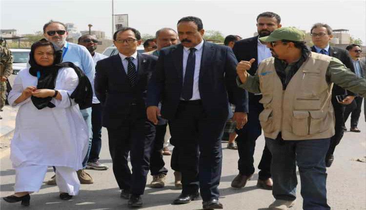 وزير الأشغال والسفير الياباني يتفقدان مشروع تأهيل شارع الخمسين في عدن