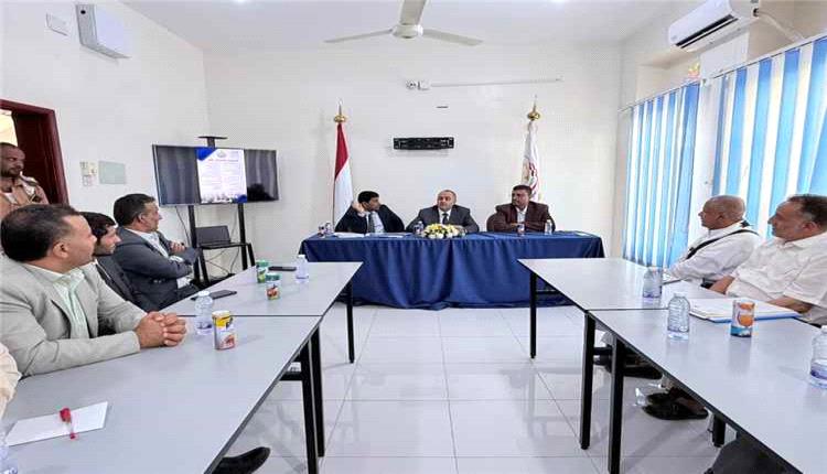 نائب وزير المالية يطّلع على أداء مكتب الضرائب في مأرب ويشدد على تعزيز الإيرادات