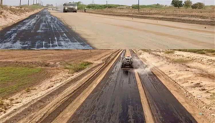 بدء أعمال رش مادة (MC) التمهيدية في مشروع طريق جعار - باتيس بأبين