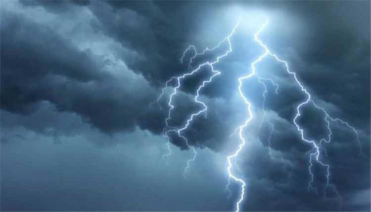 وفاة خمسة من أفراد أسرة واحدة إثر صاعقة رعدية في ريف إب