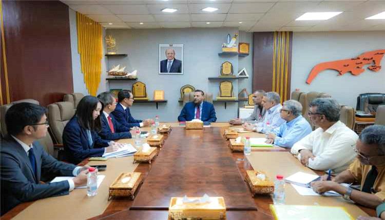 محافظ العاصمة عدن والسفير الياباني يبحثان تعزيز التعاون ودعم المشاريع التنموية