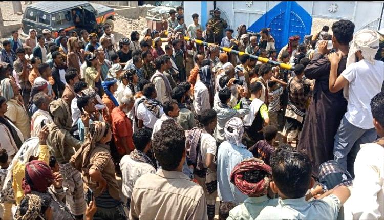 مسيرات حاشدة في المسيمير رفضاً لتغيير القيادات الأمنية بالمديرية