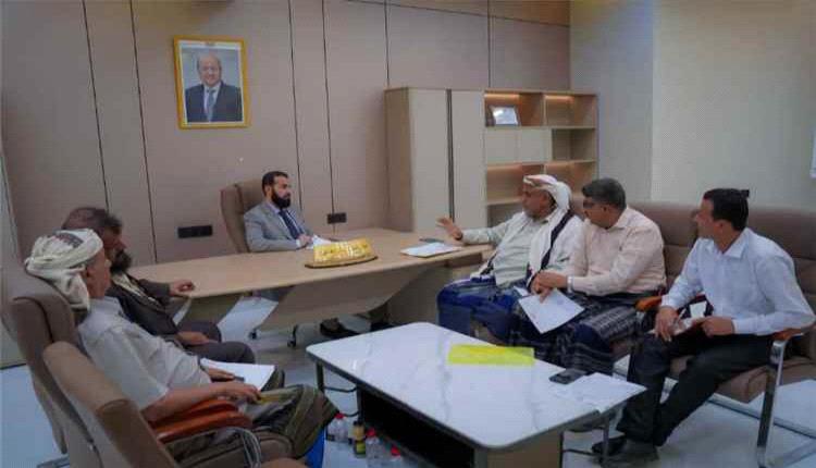 محافظ أبين يبحث مع مدير المحفد احتياجات المديرية الخدمية والتنموية