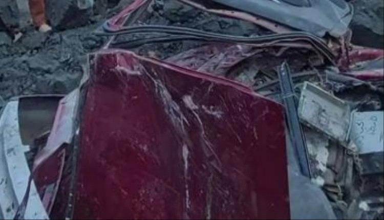 مصرع شخصين وإصابة 4 آخرين إثر انقلاب شاحنة محملة بالطوب على سيارة بالوراق