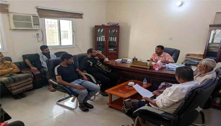 صناعة وتجارة ساحل حضرموت تبحث تطوير الرقابة وتعزيز استقرار الأسواق