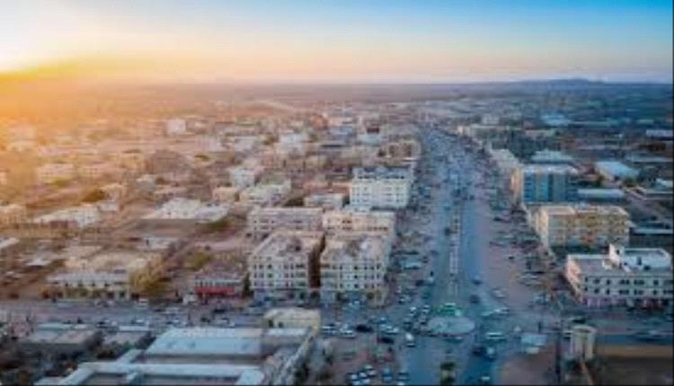 مواطن في عتق يروي تعرضه للاحتجاز ومصادرة أموال.. ومطالبات بالتحقيق في الواقعة
