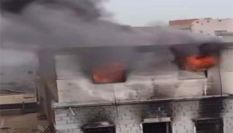 حريق مروّع في دار سعد بعد انفجار بطاريات شمسية يدمّر منزلًا بالكامل دون خسائر بشرية