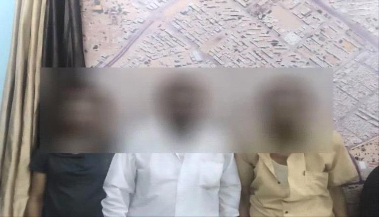 أمن عدن يطيح بعصابة احتيال استهدفت ركاب باصات الأجرة بأسلوب خداعي