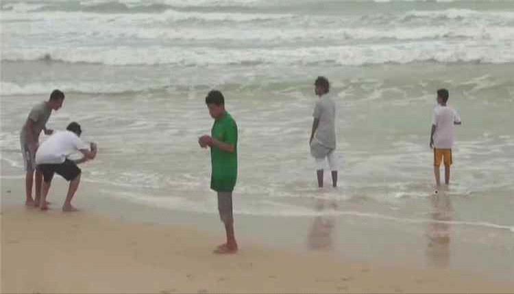 وفاة مواطن غرقًا في شاطئ بالمهرة والسلطات تجدد التحذير من السباحة