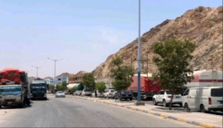 تصعيد شعبي في ديس المكلا.. محتجون يوقفون شاحنات النفط بسبب أزمة الكهرباء