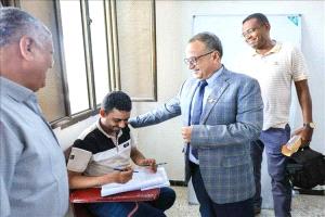 رئيس جامعة عدن يتفقد امتحانات كلية الإعلام ويشيد بمستوى التنظيم والانضباط