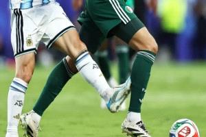جدل تحكيمي في المونديال.. جنوب أفريقيا تحتج على عقوبة نجمها وتقارنها بحالة ميسي