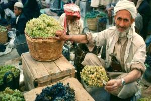 العنب اليمني.. محصول تاريخي يواجه الحرب والمناخ وفرص تصديره تتراجع
