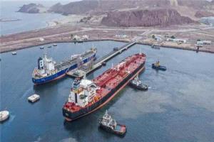 استئناف خروج الوقود من ميناء الزيت بعد إنهاء الاحتجاجات في البريقة