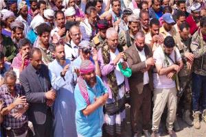 محافظ الضالع يشارك في تشييع ضحايا حادث مأساوي ناجم عن مخلفات حرب شمال المحافظة