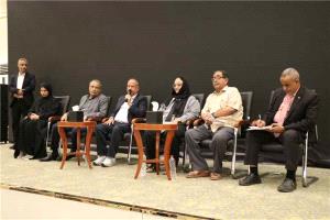 وزير النقل يناقش مع نخبة من الأكاديميين والإعلاميين سبل تحسين الخدمات الأساسية في عدن