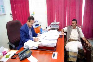 محافظ شبوة يؤكد حماية المياه ويعلن تقدم مشروع لتعزيز إمدادات عتق