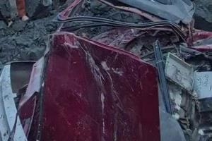 مصرع شخصين وإصابة 4 آخرين إثر انقلاب شاحنة محملة بالطوب على سيارة بالوراق